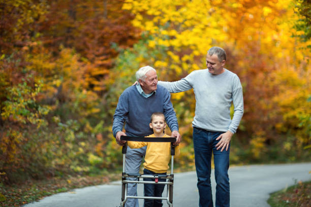 ältere menschen vater erwachsener sohn und enkel, für einen spaziergang im park. - senior adult depression dementia alzheimers disease stock-fotos und bilder