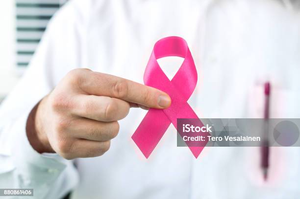 Breast Cancer Awareness Konzept Stockfoto und mehr Bilder von Brustkrebs - Brustkrebs, Männer, Krebs - Tumor