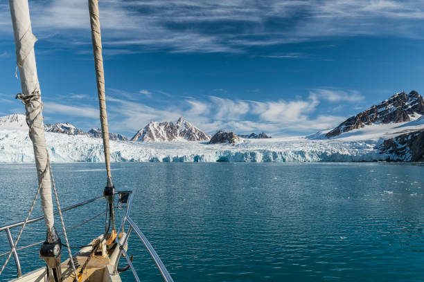 expedición svalbard por velero norte fiordos, glaciar - svalbard islands fotografías e imágenes de stock