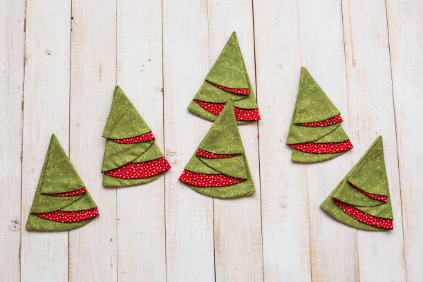 лоскутное одеяло, стеганые и модные концепции - красочные декоративные красно-зеленые салфетки на побеленные деревянные полы, праздничные  - christmas quilt craft patchwork стоковые фото и изображения