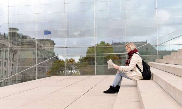женщина читает газету - newspaper steps printed media autumn стоковые фото и изображения