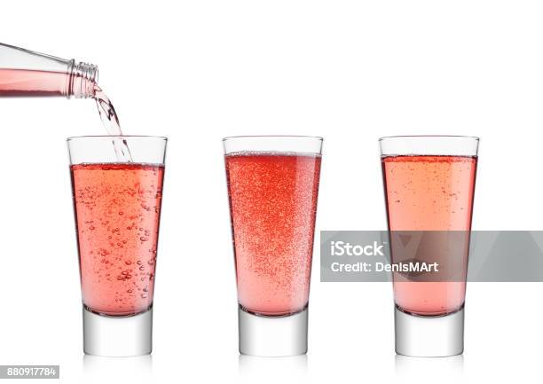 Rosa Limonade Limonade Aus Flasche Glas Gießen Stockfoto und mehr Bilder von Mit Kohlensäure - Mit Kohlensäure, Wasser, Eingießen
