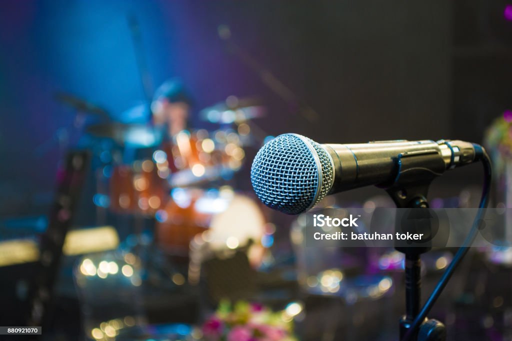 Mikrofon auf dem Hintergrund der Trommel set hautnah - Lizenzfrei Gesangskunst Stock-Foto