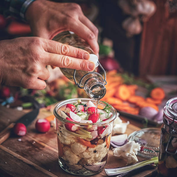 erhaltung der bio blumenkohl, karotten, zwiebeln und radieschen in gläsern - preserves pickle jar relish stock-fotos und bilder