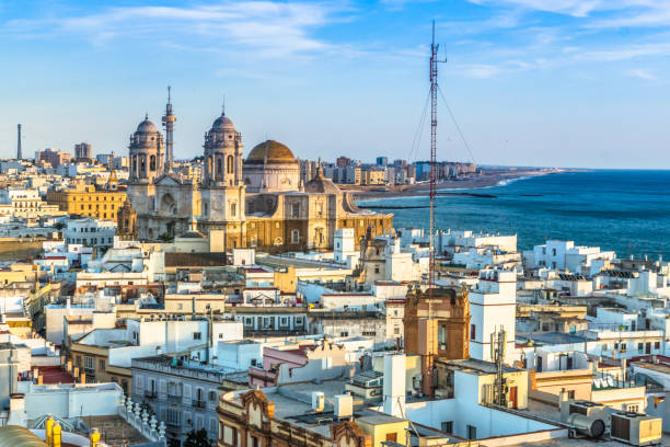 skyline de cadix - cadiz andalusia beach spain photos et images de collection