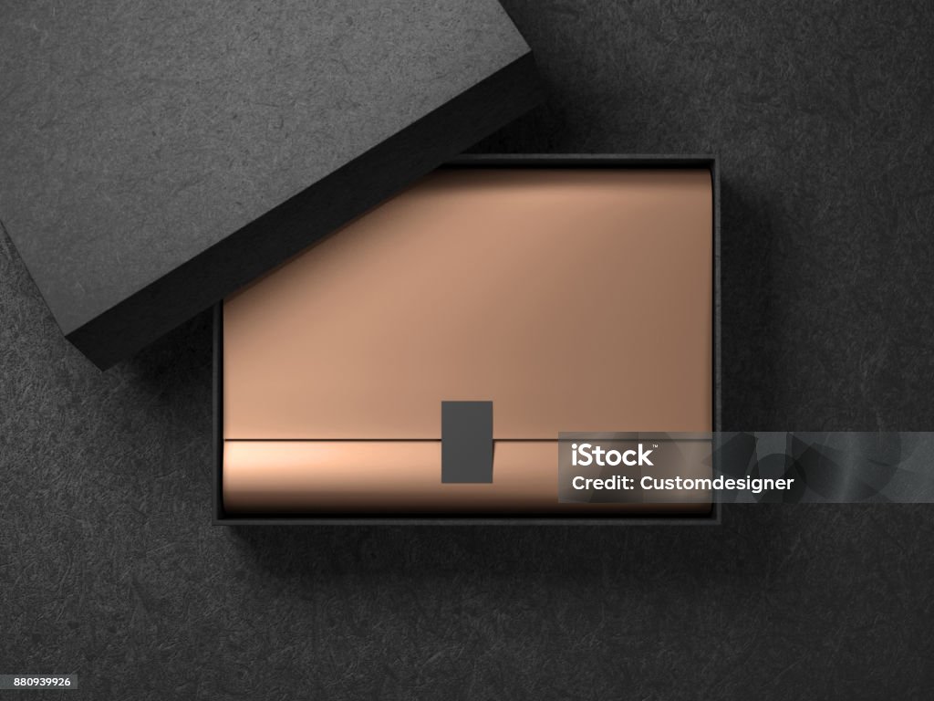 Negro caja con envoltura de papel y etiqueta engomada de oro. Horizontal - Foto de stock de Caja libre de derechos