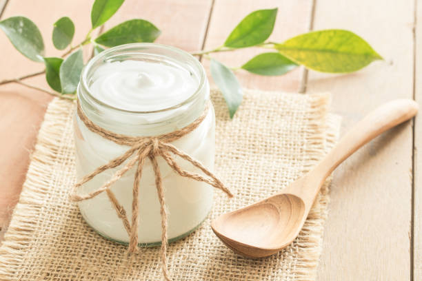 yaourt en bouteilles de verre sur la table en bois - yogurt jar cream milk photos et images de collection