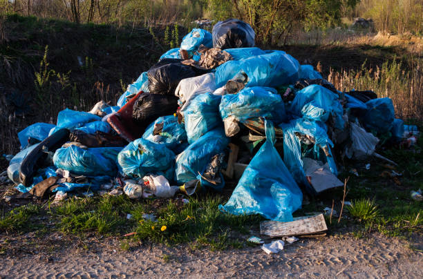 tas d’ordures dans les sacs poubelles en plastique. - disposable cup plastic beer bottle photos et images de collection