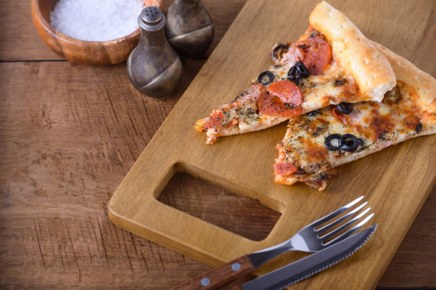 istock Slices italian classic pizza 880959810