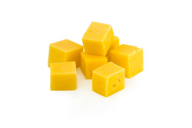 würfel käse isoliert auf einem weißen hintergrund. - cheddar stock-fotos und bilder