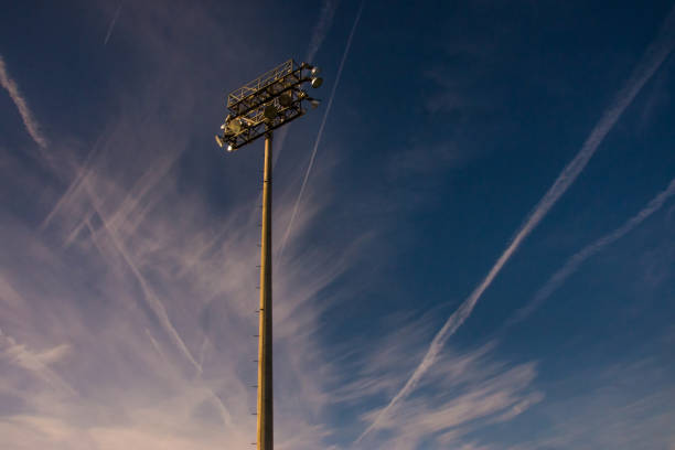 luci in una raffica di contrails e nuvole - vapor trail cirrus sky cloudscape foto e immagini stock