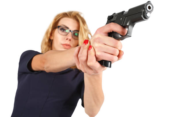 femme avec une arme à feu - detective spy women fashion photos et images de collection
