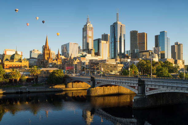 hot air balloons above melbourne - melbourne cityscape clear sky day imagens e fotografias de stock