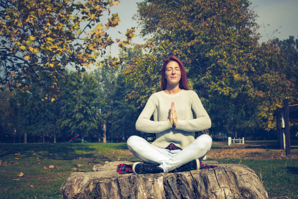 pierwsze jej życie w równowadze! - zen like nature breathing exercise sitting zdjęcia i obrazy z banku zdjęć