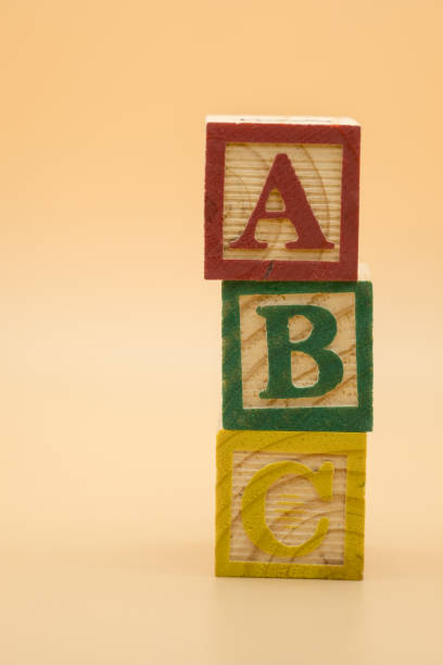 学習・教育の概念。a b c カラー木製ブロックのスタック。 - letter b typescript letterpress alphabet ストックフォトと画像