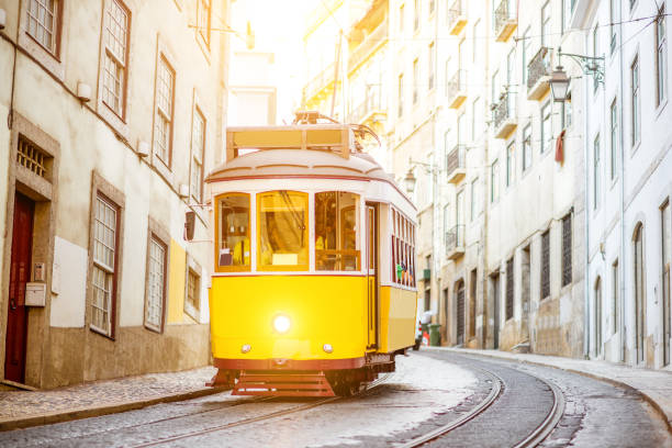 ciudad en lisboa, portugal - cable car lisbon portugal portugal old fotografías e imágenes de stock