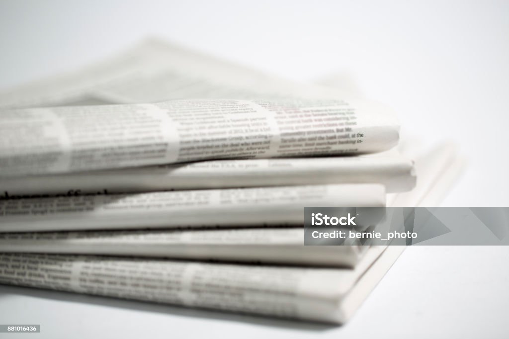 Tageszeitung, isoliert auf weißem Hintergrund - Lizenzfrei Zeitung Stock-Foto