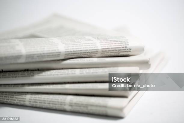 Tageszeitung Isoliert Auf Weißem Hintergrund Stockfoto und mehr Bilder von Zeitung - Zeitung, Gestapelt, Haufen