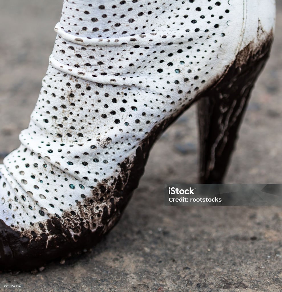 Brudne białe buty na wysokim obcasie - Zbiór zdjęć royalty-free (Bagno)