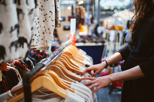 mujer de compras en londres este segunda mano mercado - london store fotografías e imágenes de stock