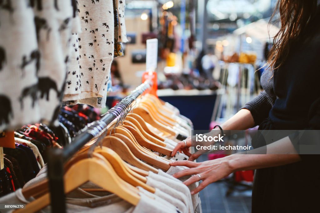 이스트 런던에서 간접 시장 쇼핑 하는 여자 - 로열티 프리 중고매장 스톡 사진