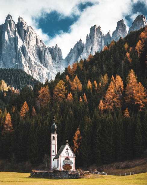 kirche santa maddalena in val di funes - saint johann stock-fotos und bilder