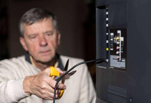 último homem cortar o cordão umbilical em seu pacote de tv a cabo - cable tv cable television coaxial cable - fotografias e filmes do acervo