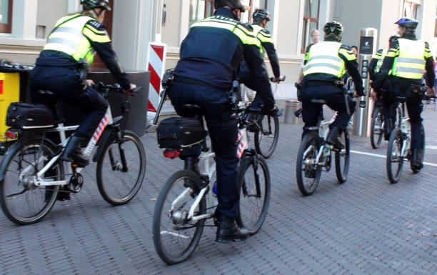 nederlandse politieagenten op de scène van de fiets in de hague.south-holland de nederland-europa - prinsjesdag stockfoto's en -beelden