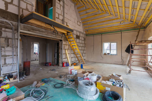 materiales para reparaciones y herramientas para la remodelación de la casa (edificio) es bajo remodelación, renovación, ampliación, restauración, reconstrucción y construcción (actualización) - rehabilitacion vivienda fotografías e imágenes de stock