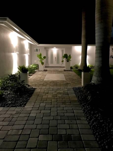 istock Single-story contemporary tropical house at night 881127382