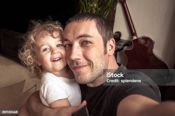 Fröhliche Vater Tochter Die Familie Selfie Umarmen Stockfoto und mehr Bilder von Selfie - Selfie, Familie, Leute wie du und ich