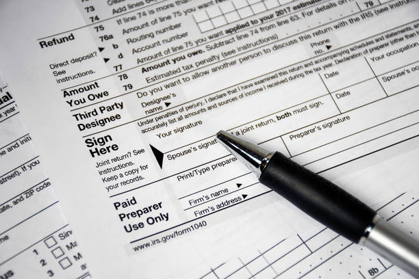 istock ink pen on 1040 tax form 881134766