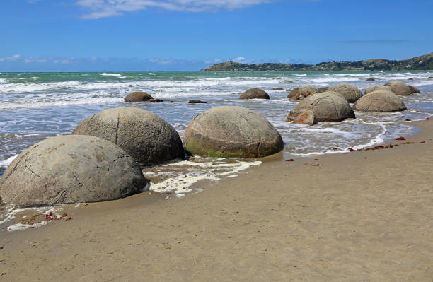istock Moeraki Boulders and the wave 881154322
