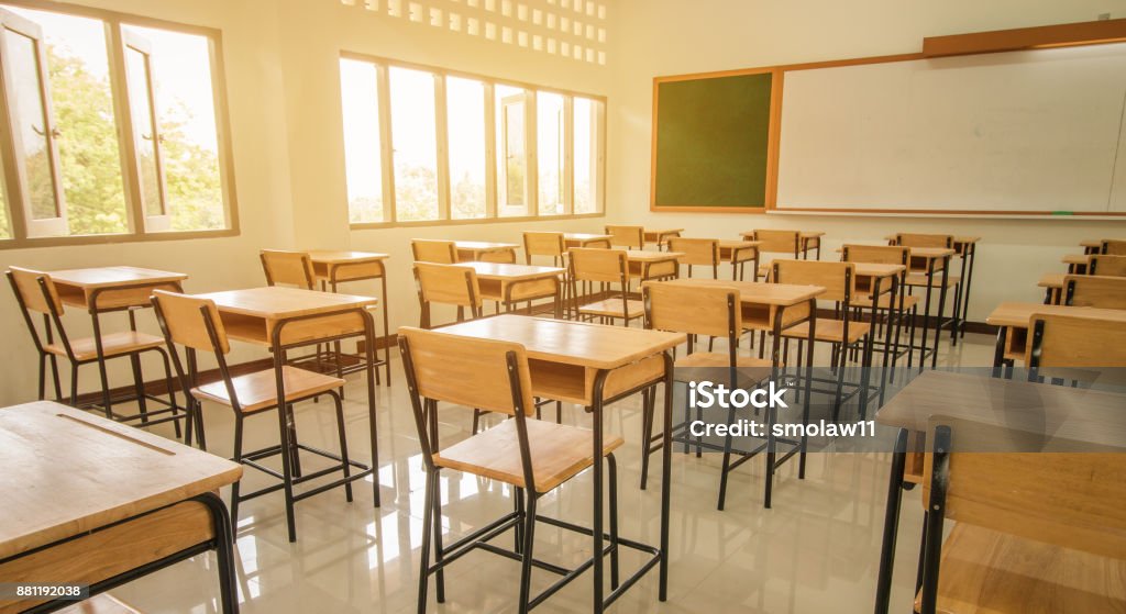 Sala de conferencia o aula vacía escuela con escritorio y silla hierro madera para estudiar en high School secundaria Tailandia, interior de la educación secundaria, con pizarra, concepto pedagógico de tono vintage - Foto de stock de Salón de clase libre de derechos
