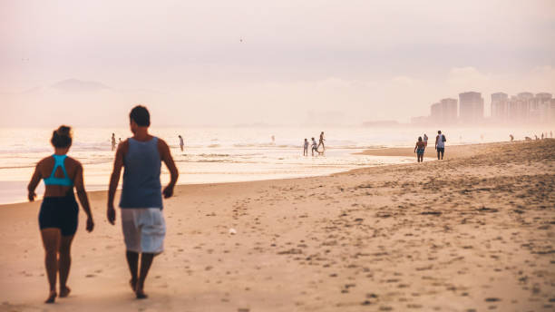 scena plaży zachód słońca - barra da tijuca, brazylia - running jogging urban scene city life zdjęcia i obrazy z banku zdjęć