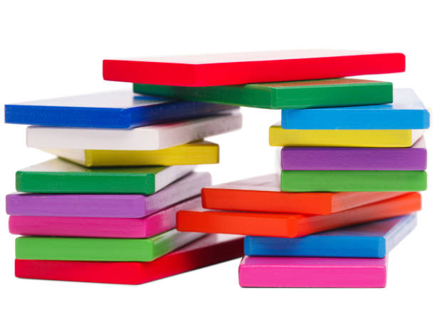 blocchi di legno colorati per bambini, impilati uno contro uno, isolati su sfondo bianco - shelf bookshelf empty box foto e immagini stock