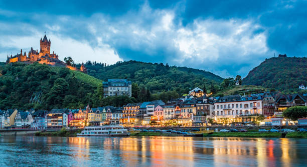 cochem wsi panorama z cesarskiego zamku na wzgórzu na mozeli riverbank - cochem zdjęcia i obrazy z banku zdjęć