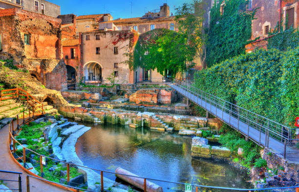 teatro griego-romano de catania, en sicilia, italia - sicilia fotografías e imágenes de stock