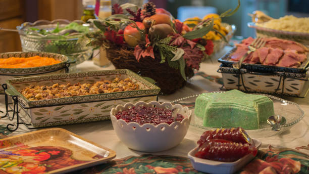 thanksgiving feast - jellied cranberries fotos imagens e fotografias de stock