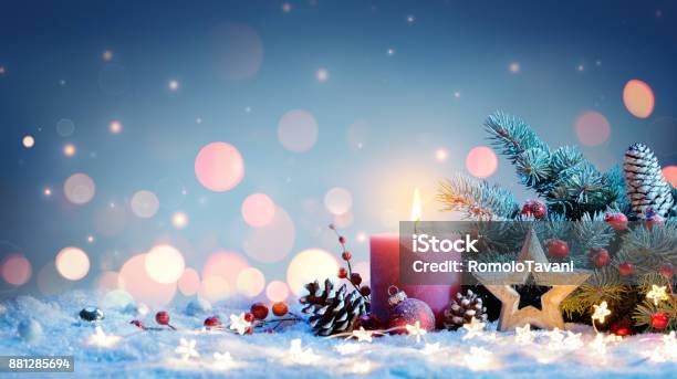 Vela Roja Con Decoración De La Navidad Foto de stock y más banco de imágenes de Navidad - Navidad, Vela - Equipo de iluminación, Fondos