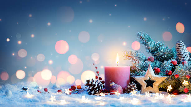 candela rossa con decorazione natalizia - christmas ornament christmas blue decoration foto e immagini stock