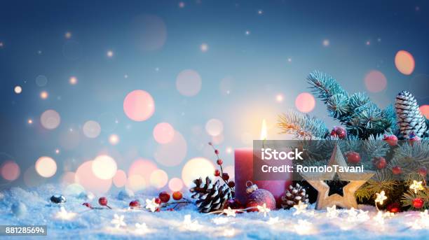 Candela Rossa Con Decorazione Natalizia - Fotografie stock e altre immagini di Natale - Natale, Candela - Attrezzatura per illuminazione, Sfondi