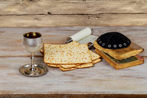 avec vin et matzoh pain pâque juif - passover judaism seder kiddush cup photos et images de collection