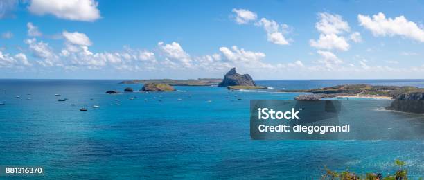 ポルト デ サント アントニオ とセカンダリ諸島 フェルナンド デ ノローニャブラジルのペルナンブコの空中全景 カラフルのストックフォトや