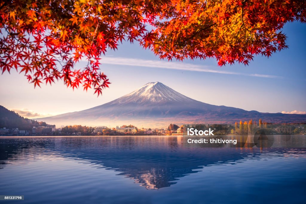 Colores temporada otoño y Fuji, montaña con niebla matutina y hojas rojas en lago Kawaguchiko es uno de los mejores lugares en Japón - Foto de stock de Monte Fuji libre de derechos
