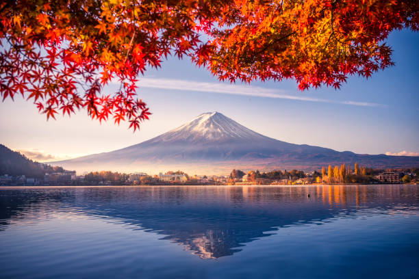 川口湖の朝霧と赤い葉を持つカラフルな秋季と山富士は、日本で最高の場所の一つです - sun fog sky river ストックフォトと画像