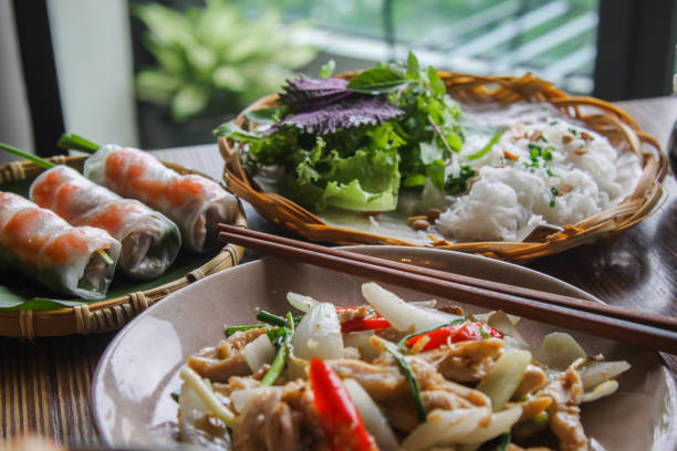 cuisine vietnamienne disposé sur la table - culture vietnamienne photos et images de collection