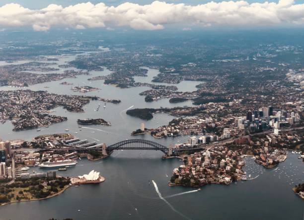 vue aérienne de sydney à sydney harbour bridge - opera house sydney australia australia bay photos et images de collection
