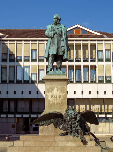 istock Venice - Monument of Daniele Manin 881442888