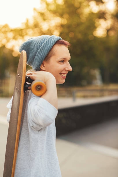 istock Smiling skater girl 881456628